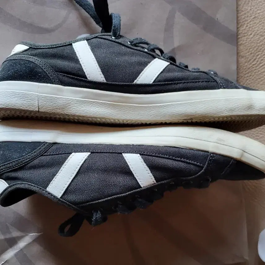 [BUNJANG] Lacoste Sneakers (Size 39.5) / 라코스테운동화39.5
