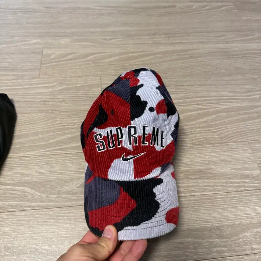 [BUNJANG] Supreme x Nike Arc Corduroy 6-Panel Cap Red Camo / 슈프림 x 나이키 아크 코듀로이 6-패널 캡 레드 카모 - 22SS