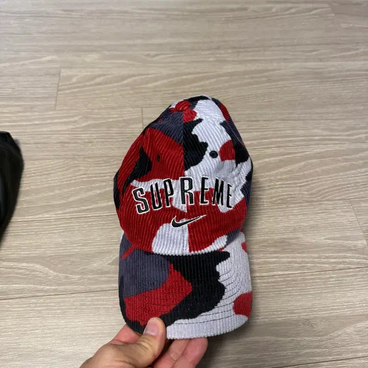 [BUNJANG] Supreme x Nike Arc Corduroy 6-Panel Cap Red Camo / 슈프림 x 나이키 아크 코듀로이 6-패널 캡 레드 카모 - 22SS