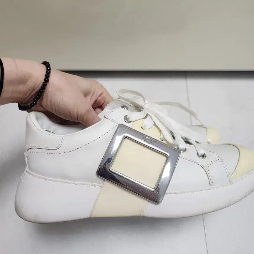 [BUNJANG] Roger Vivier White Sneakers / 로저 비비에 화이트 스니커즈2404.245