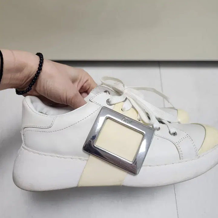 [BUNJANG] Roger Vivier White Sneakers / 로저 비비에 화이트 스니커즈2404.245