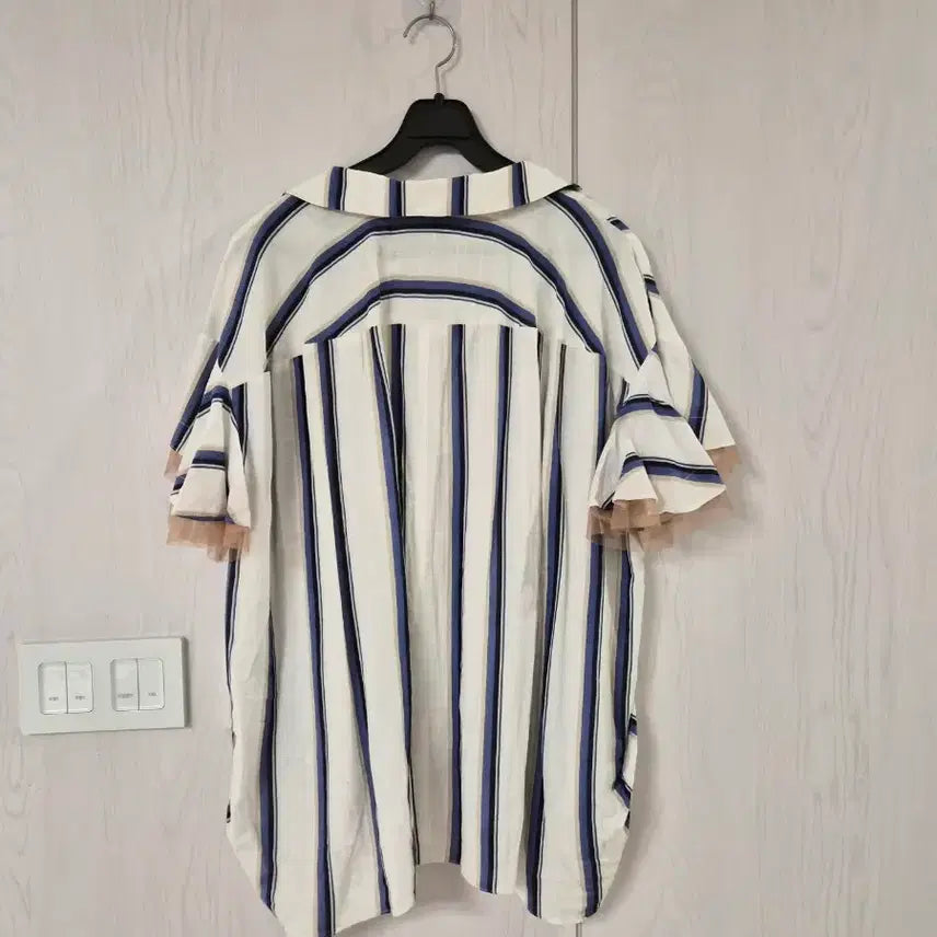 [BUNJANG] BENETTI Striped Blouse / 시원한 스트라이프 패턴의  제평 베네티 BENETTI 블라우스