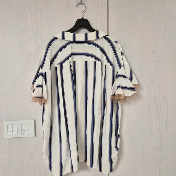 [BUNJANG] BENETTI Striped Blouse / 시원한 스트라이프 패턴의  제평 베네티 BENETTI 블라우스