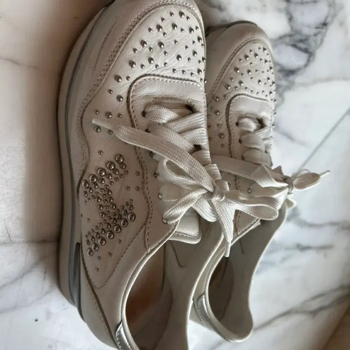 [BUNJANG] Hogan White Studded Sneakers / HOGAN 화이트 스터드 장식 운동화