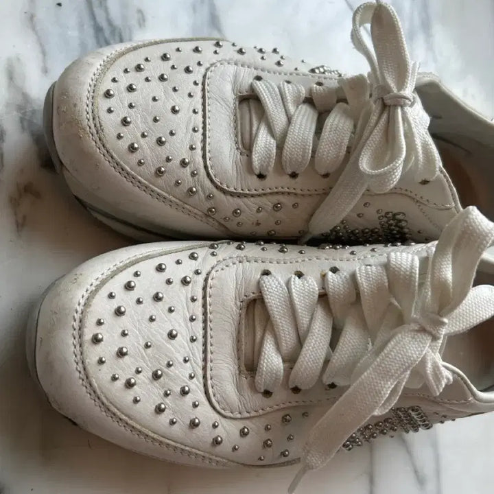 [BUNJANG] Hogan White Studded Sneakers / HOGAN 화이트 스터드 장식 운동화