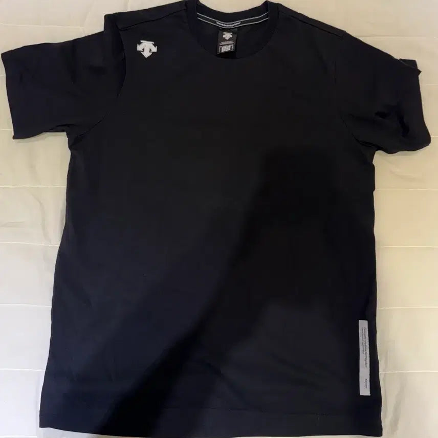 [BUNJANG] Descente Black Short Sleeve T-Shirt / 데상트 블랙 반팔 티셔츠(정품)