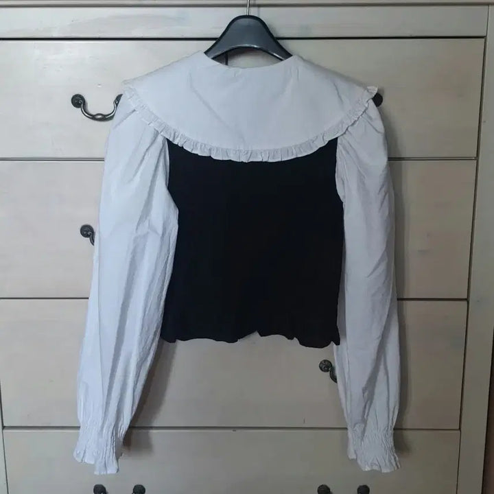 [SOLD OUT] 자라 블랙 셔링 블라우스 화이트 카라