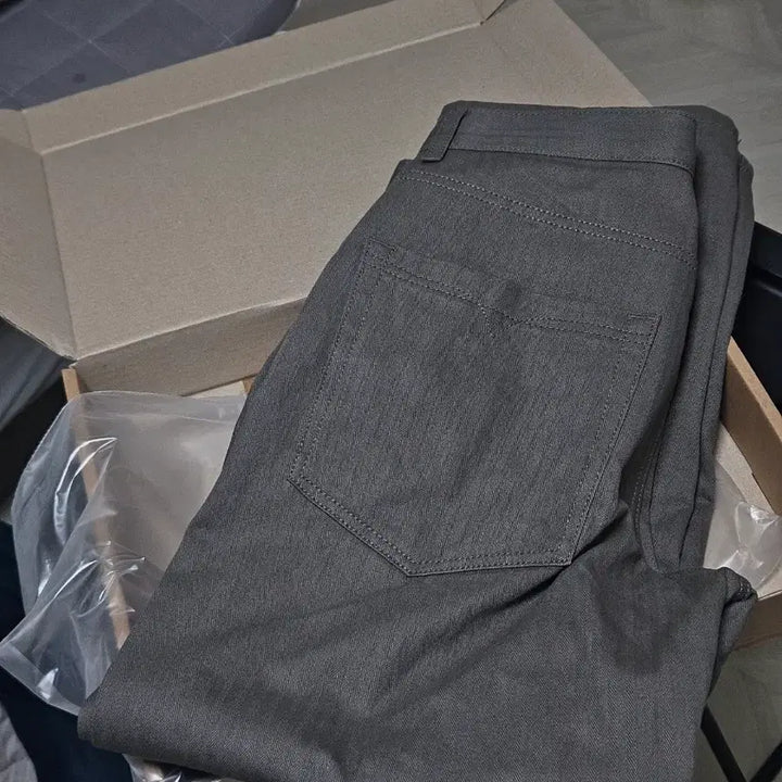 [SOLD OUT] 조우 세미 커브드 헤링본 트윌 팬츠 (카키) 30 size