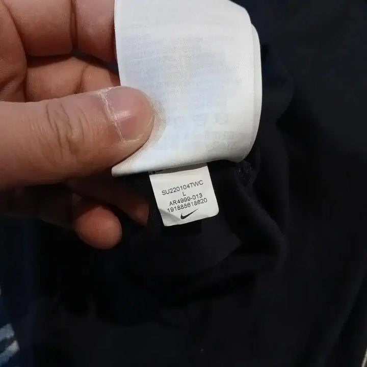 [BUNJANG] Nike Futura Logo Cotton T-shirt / 나이키 블랙 화이트 퓨추라 로고자수 코튼 반팔 티셔츠 M