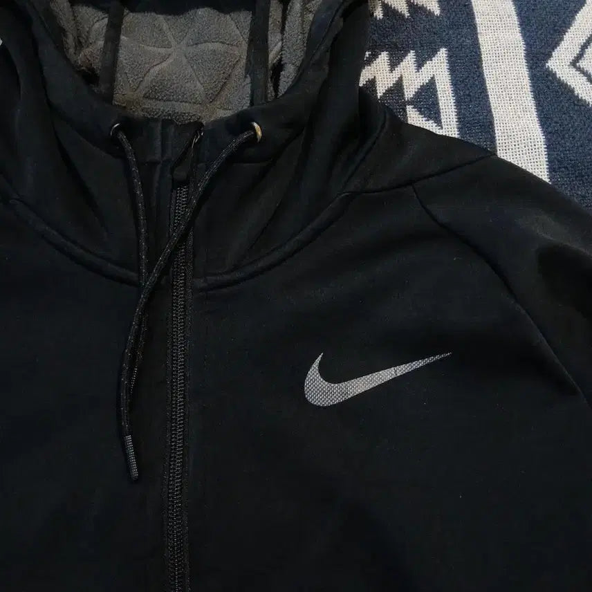 [BUNJANG] Nike Black Swoosh Triangle Pattern Raglan Fleece Hoodie / 나이키 블랙 스우시 프린팅 톤톤 트라이앵글 패턴 레글런 기모 후드집업 X