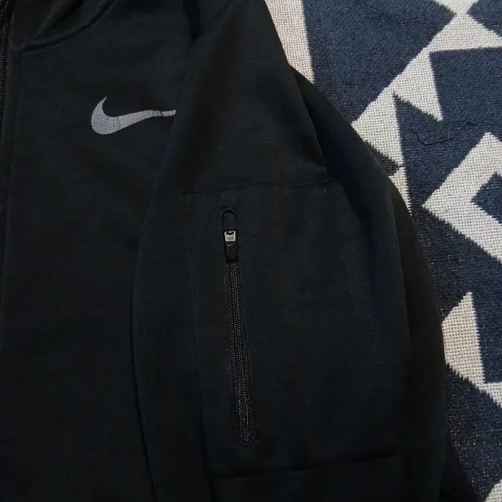 [BUNJANG] Nike Black Swoosh Triangle Pattern Raglan Fleece Hoodie / 나이키 블랙 스우시 프린팅 톤톤 트라이앵글 패턴 레글런 기모 후드집업 X