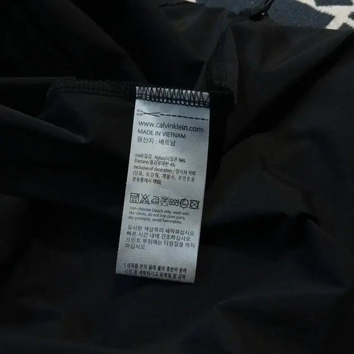 [SOLD OUT] 캘빈클라인 퍼포먼스 블랙 체스트포켓 리플렉티브 로고프린팅 나일론 블렌드