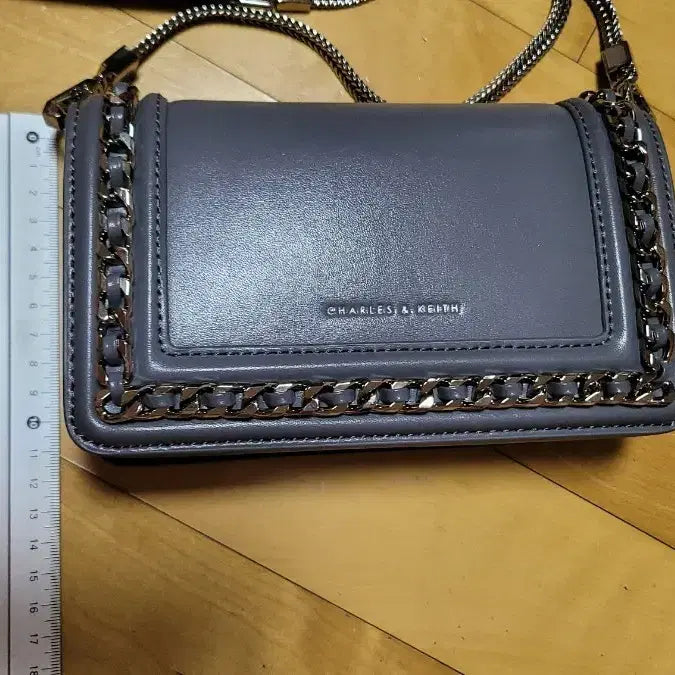 [BUNJANG] Charles &amp; Keith Chain Crossbody Bag - Gray / 찰스앤키스 체인 크로스백 그레이