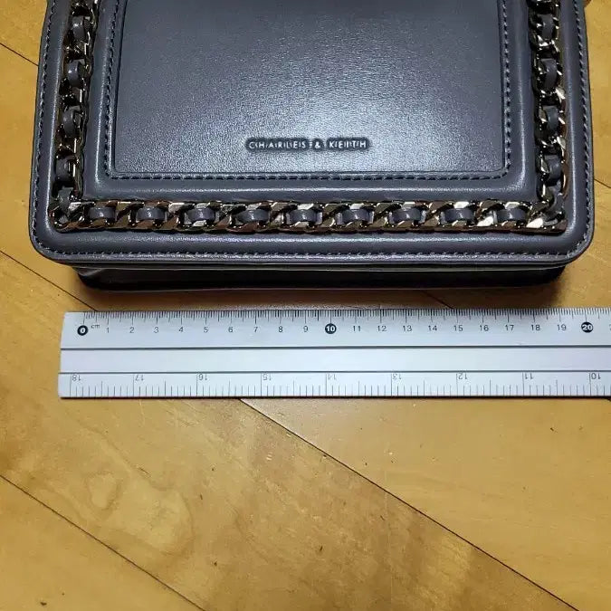 [BUNJANG] Charles &amp; Keith Chain Crossbody Bag - Gray / 찰스앤키스 체인 크로스백 그레이