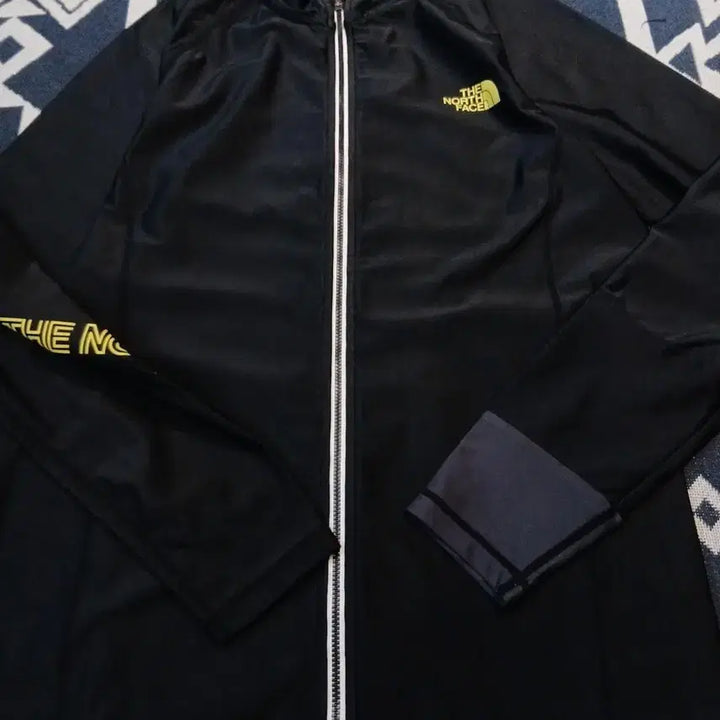 [BUNJANG] The North Face Black Yellow Logo Printed Track Top / 노스페이스 블랙 옐로우 로고프린팅 세이브 오션 래쉬가드 트랙탑 집업 져지