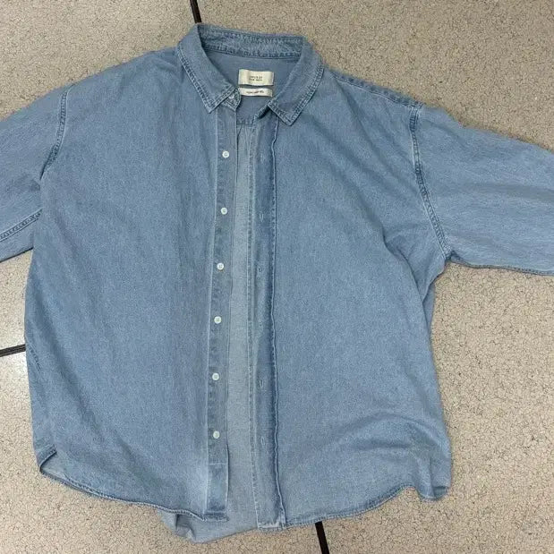 [BUNJANG] Lafarge Store Oversized Light Blue Shirt / 라퍼지 스토어 오버핏 연청 긴팔 데님 셔츠 청남방 팝니다