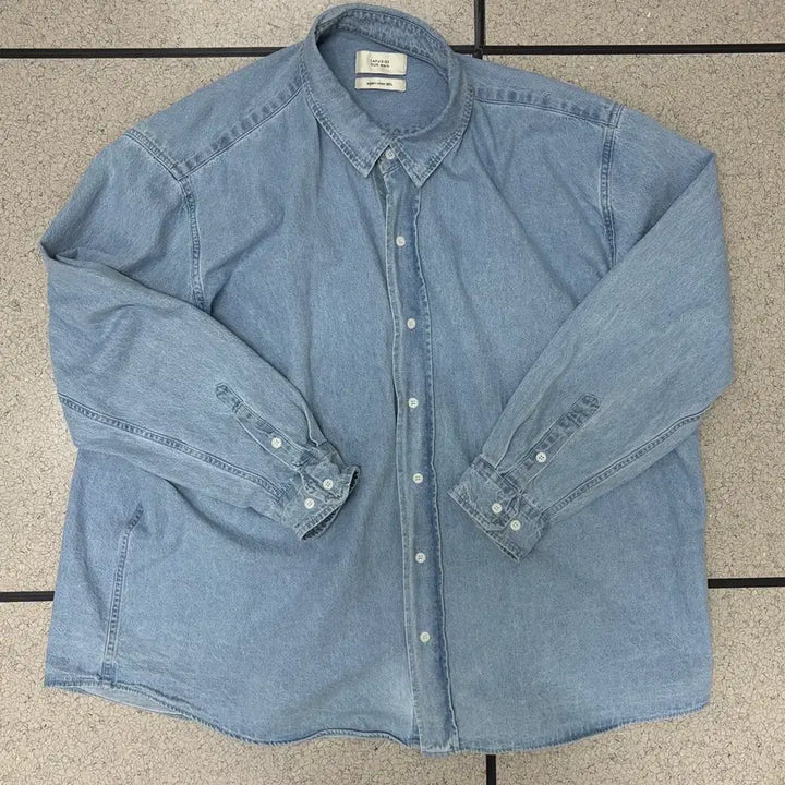 [BUNJANG] Lafarge Store Oversized Light Blue Shirt / 라퍼지 스토어 오버핏 연청 긴팔 데님 셔츠 청남방 팝니다