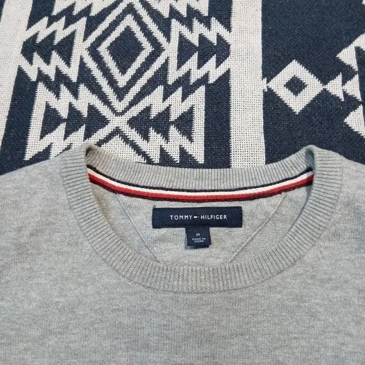[BUNJANG] Tommy Hilfiger Gray Logo Pattern Cotton Knit Sweater / 타미힐피거 그레이 로고패턴 아메카지 코튼 라운드넥 니트 M