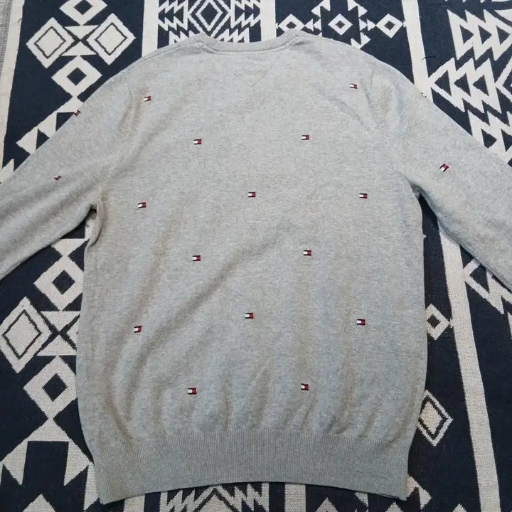 [BUNJANG] Tommy Hilfiger Gray Logo Pattern Cotton Knit Sweater / 타미힐피거 그레이 로고패턴 아메카지 코튼 라운드넥 니트 M