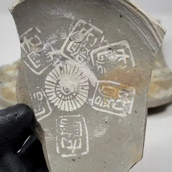 [BUNJANG] Buncheong Sagi Celadon Porcelain Fragments / 분청사기내섬문 굽도편4점