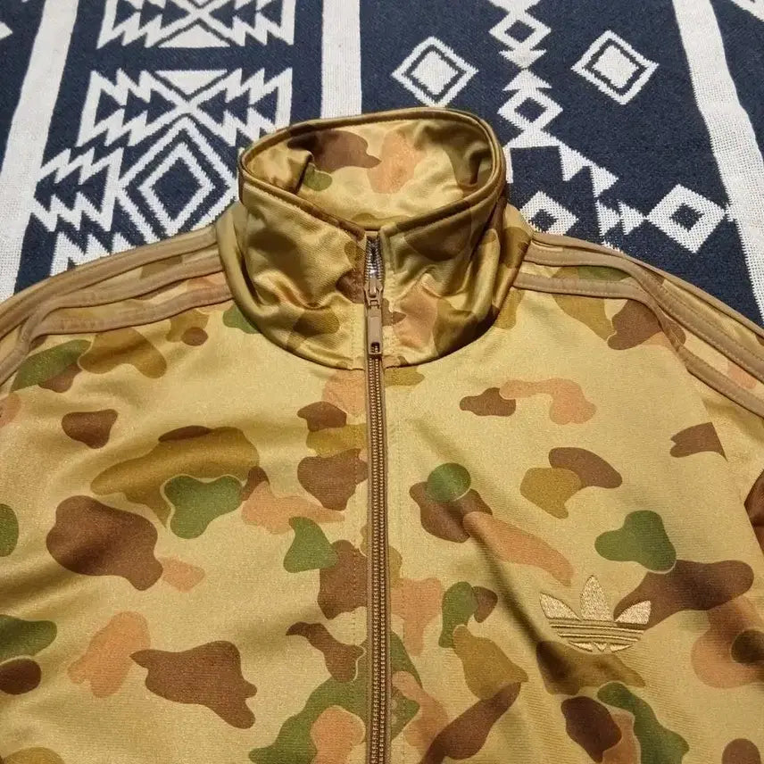 [SOLD OUT] 아디다스 카키 브라운 트레포일 로고 삼선 카모플라쥬 카모패턴 파이어버드