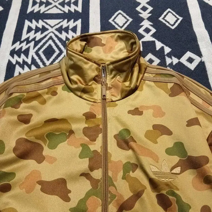 [SOLD OUT] 아디다스 카키 브라운 트레포일 로고 삼선 카모플라쥬 카모패턴 파이어버드