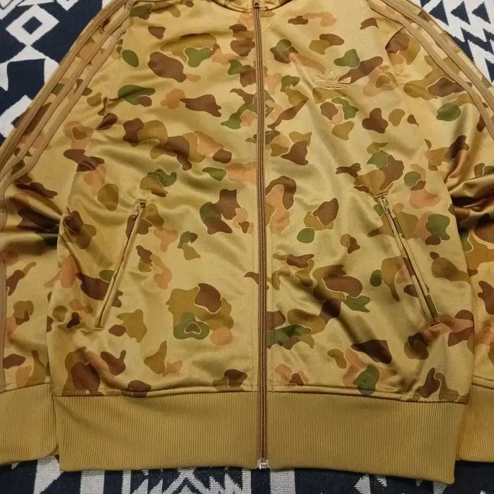 [SOLD OUT] 아디다스 카키 브라운 트레포일 로고 삼선 카모플라쥬 카모패턴 파이어버드