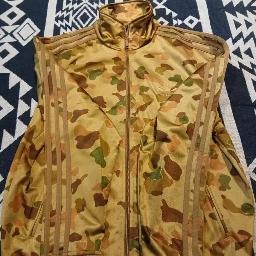 [SOLD OUT] 아디다스 카키 브라운 트레포일 로고 삼선 카모플라쥬 카모패턴 파이어버드