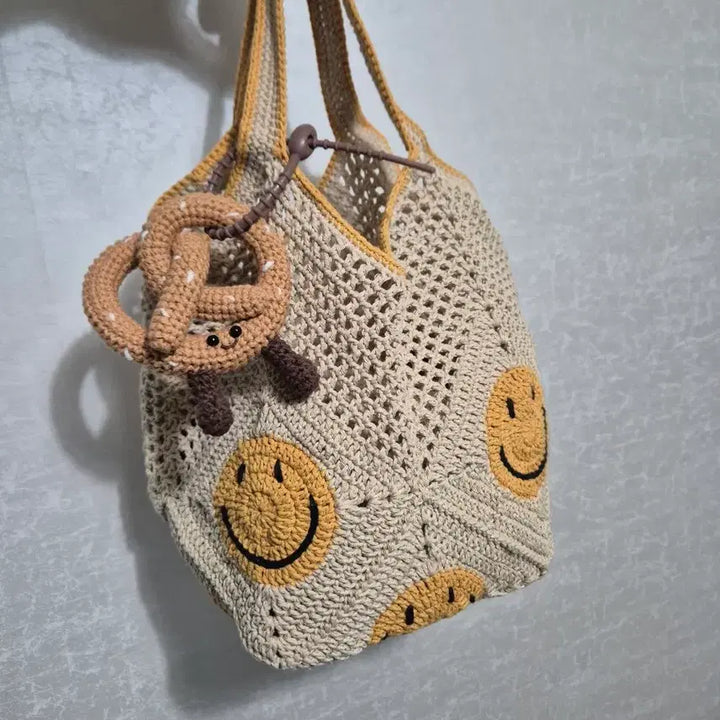 [BUNJANG] Knitted Smile Bread Bag Charm / 뜨개 스마일 빵모양 가방 키링