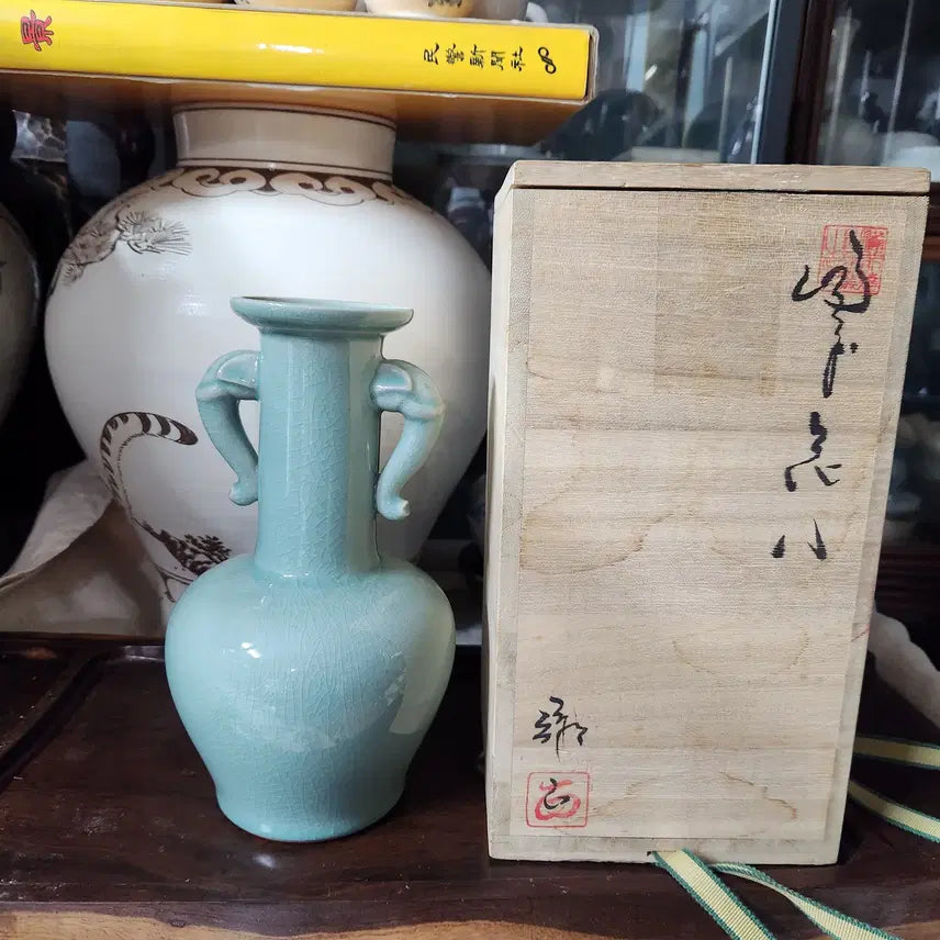 [BUNJANG] Lee Ki Hyu Celadon Porcelain Elephant Ear Vase / 우현 이기휴 고려청자 상이화병