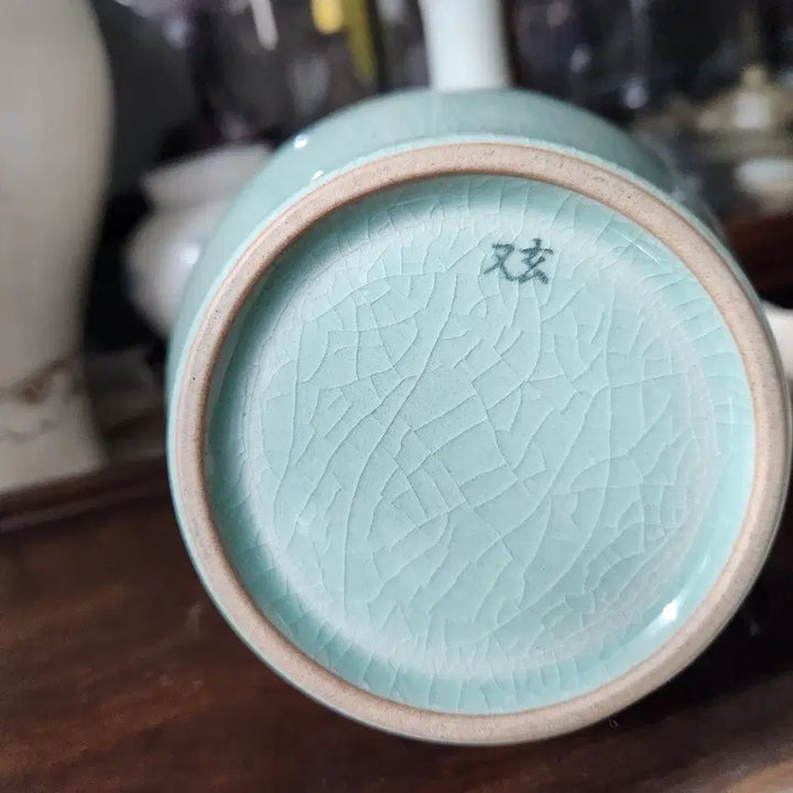 [BUNJANG] Lee Ki Hyu Celadon Porcelain Elephant Ear Vase / 우현 이기휴 고려청자 상이화병