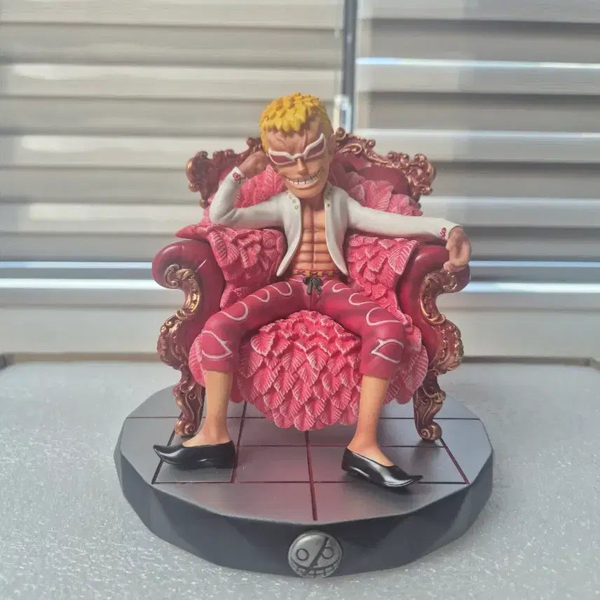 [BUNJANG] One Piece Doflamingo Resin Figure / 원피스 도플라밍고 의자 레진 피규어