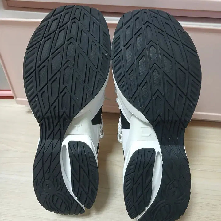 [BUNJANG] Spider White Knit Sneakers / 화이트 니트 운동화 블랙 포인트 스파이더