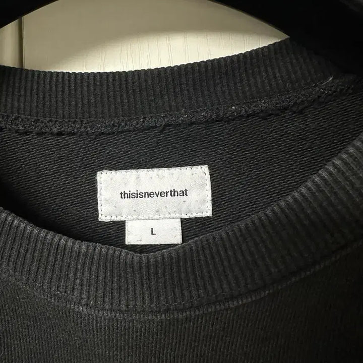 [BUNJANG] thisisneverthat Black Embroidered Logo Sweatshirt / 디스이즈네버댓 블랙 맨투맨 티셔츠 L