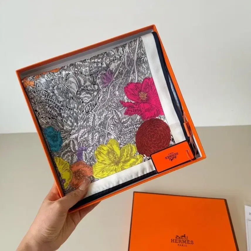 [BUNJANG] Hermès Flower Pattern Silk Scarf / 에르메스 플라워 패턴 스카프