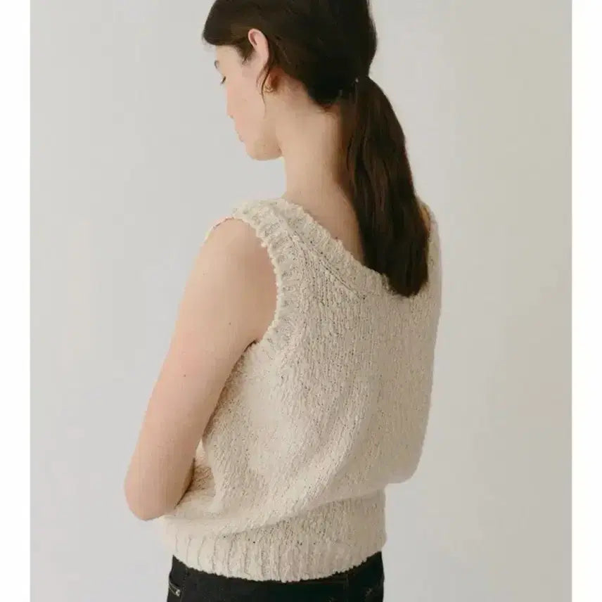 [SOLD OUT] 베뉴엣 월넛 슬리브리스 비뮤즈 월넛 슬리브리스 크림 조끼 베스트 나시