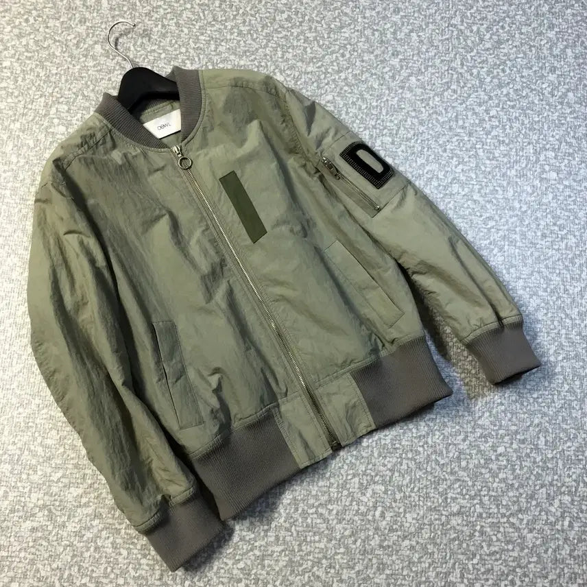[SOLD OUT] 듀엘 바스락 카키 레터링 봄버 자켓 재킷 바람막이 간절기 점퍼