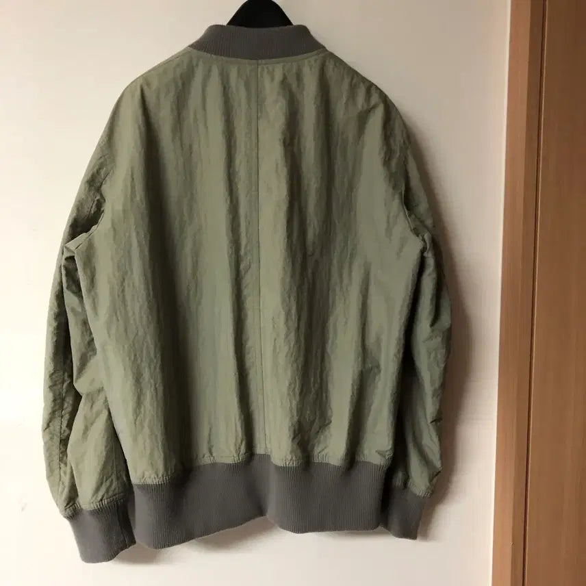 [SOLD OUT] 듀엘 바스락 카키 레터링 봄버 자켓 재킷 바람막이 간절기 점퍼