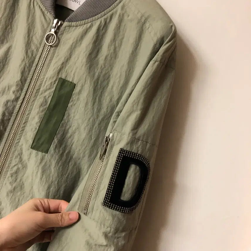 [SOLD OUT] 듀엘 바스락 카키 레터링 봄버 자켓 재킷 바람막이 간절기 점퍼