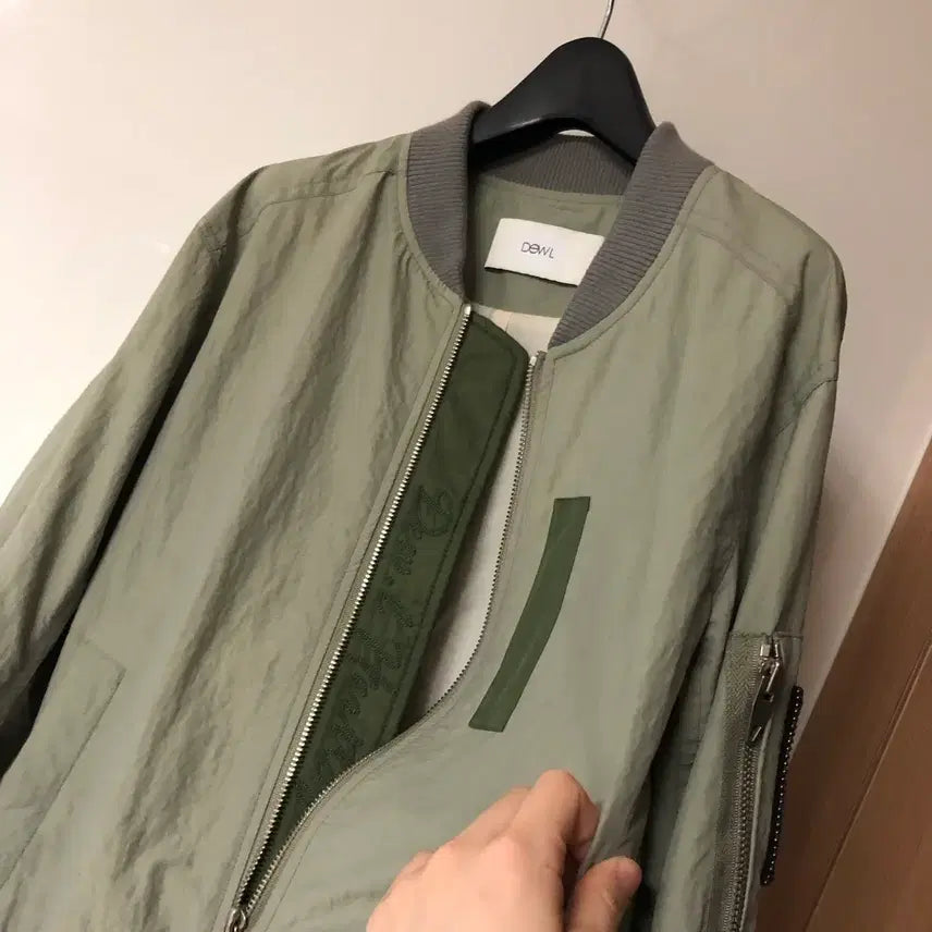 [SOLD OUT] 듀엘 바스락 카키 레터링 봄버 자켓 재킷 바람막이 간절기 점퍼