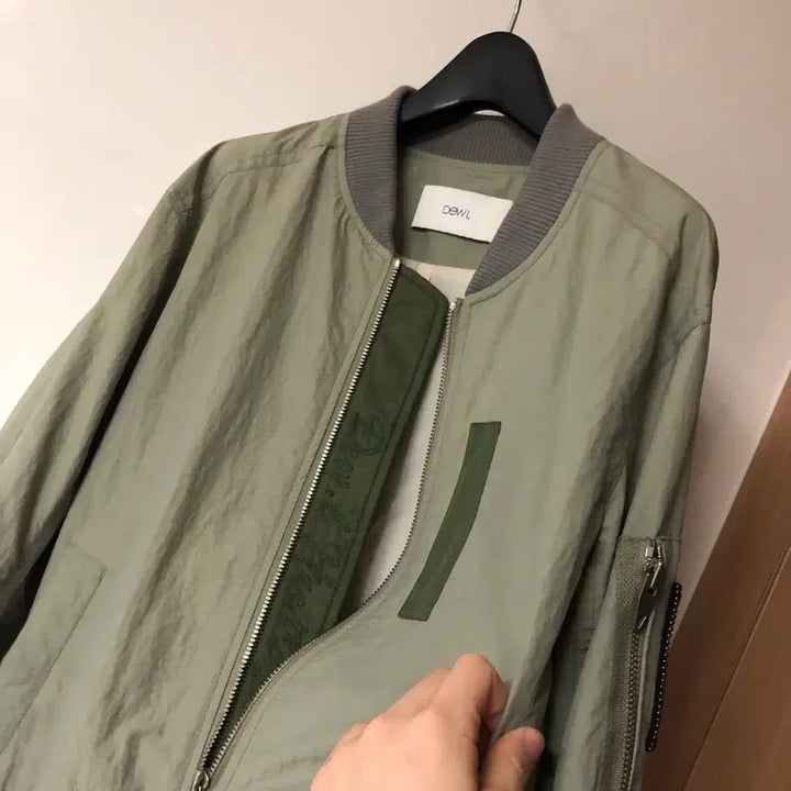 [SOLD OUT] 듀엘 바스락 카키 레터링 봄버 자켓 재킷 바람막이 간절기 점퍼