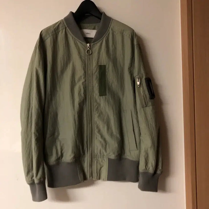 [SOLD OUT] 듀엘 바스락 카키 레터링 봄버 자켓 재킷 바람막이 간절기 점퍼