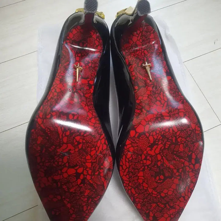 [BUNJANG] Luxury Black Enamel Stiletto Heels / 럭셔리 블랙 에나멜 스틸레토 하이힐