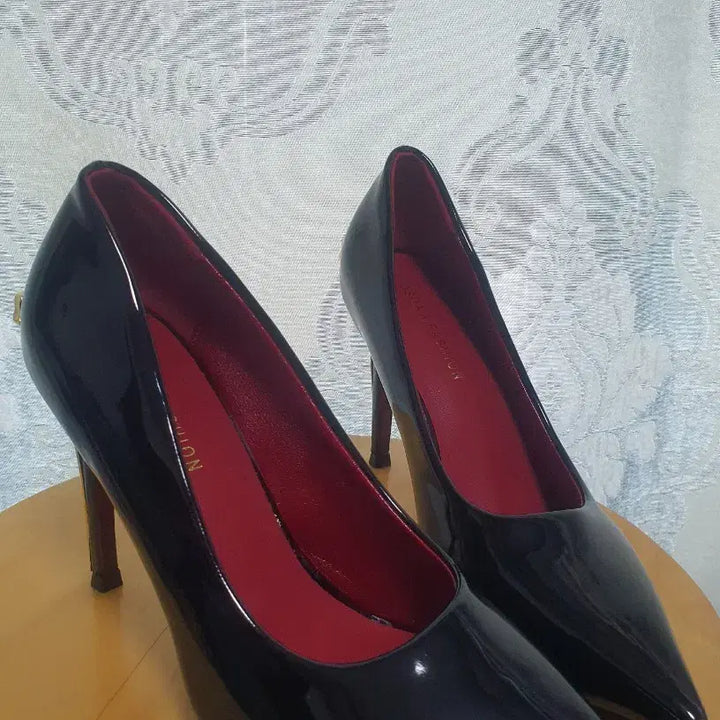 [BUNJANG] Luxury Black Enamel Stiletto Heels / 럭셔리 블랙 에나멜 스틸레토 하이힐