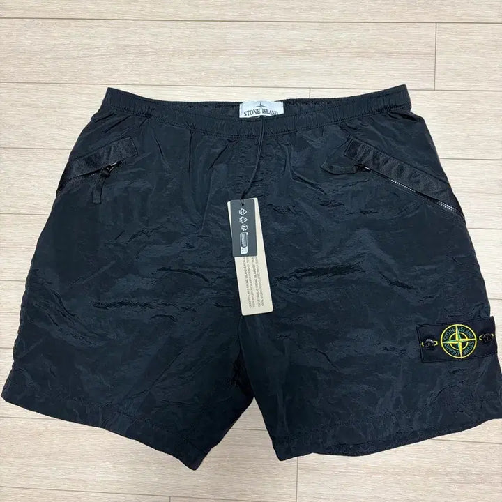 [SOLD OUT] 스톤아일랜드 26SS 나일론메탈 버뮤다 숏팬츠 32