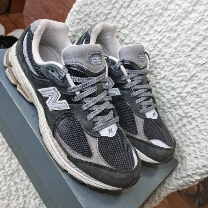 [SOLD OUT] 뉴발란스 2002R 운동화 (265)