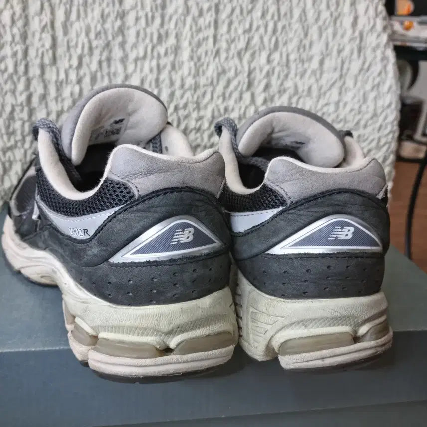 [SOLD OUT] 뉴발란스 2002R 운동화 (265)