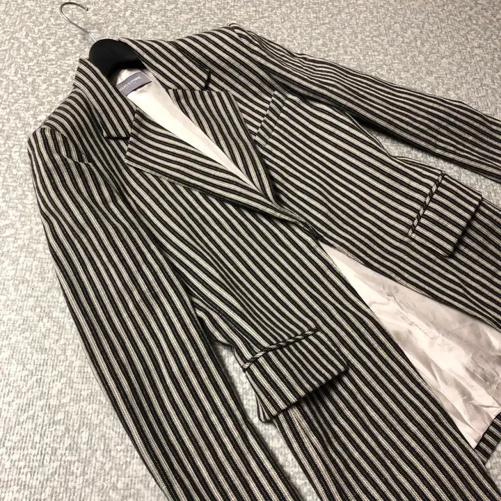 [SOLD OUT] 모조에스핀 금장 로고 단추 스트라이프 자켓 재킷 출근룩 올드머니룩