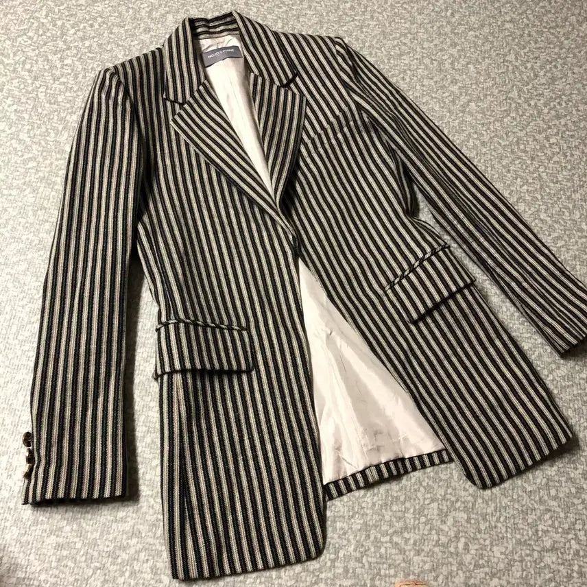 [SOLD OUT] 모조에스핀 금장 로고 단추 스트라이프 자켓 재킷 출근룩 올드머니룩