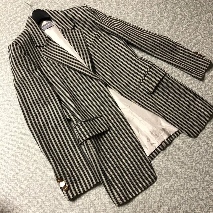 [SOLD OUT] 모조에스핀 금장 로고 단추 스트라이프 자켓 재킷 출근룩 올드머니룩